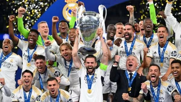 Nacho Fernández levanta a taça da Liga dos Campeões.(Imagem:Justin Setterfield / Getty Images)