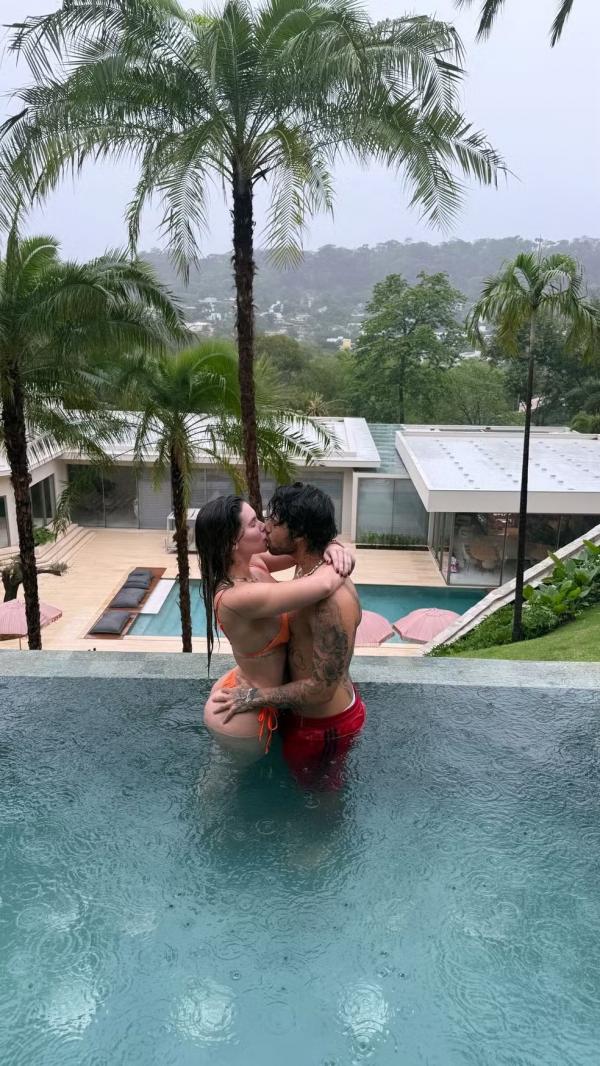 Virginia e Zé Felipe se beijam na chuva.(Imagem: Instagram)