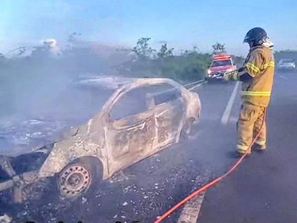 Carro é consumido pelo fogo após apresentar problema mecânico na BR-343(Imagem:Reprodução/Portal do Rurik)