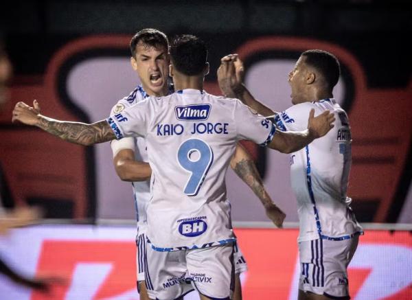 Dinenno comemora gols pelo Cruzeiro diante do Vitória.(Imagem:Jhony Pinho/AGIF)