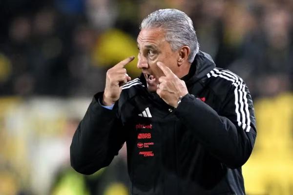 Tite dá instruções ao Flamengo durante o empate com o Peñarol.(Imagem:Eitan ABRAMOVICH / AFP)