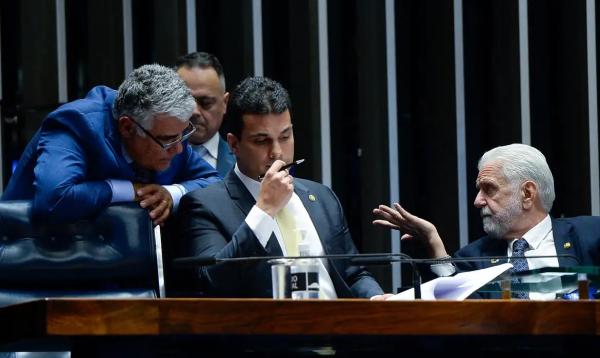 2º vice-presidente do Senado Federal, senador Rodrigo Cunha (Podemos-AL); líder do governo no Senado Federal, senador Jaques Wagner (PT-BA) durante sessão do Senado Federal durante(Imagem:Andressa Anholete/Agência Senado)