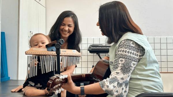 Celebrado em 15 de setembro, o Dia do Musicoterapeuta destaca a importância dessa prática que combina música e terapia para promover a saúde e o bem-estar.(Imagem:Divulgação)