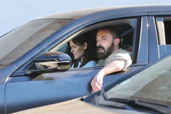 Jennifer Garner e Ben Affleck juntos em carro.(Imagem:Backgrid/The Grosby Group)