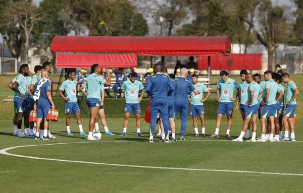 Jogadores do Brasil em treino com Dorival Jr.(Imagem:CBF)