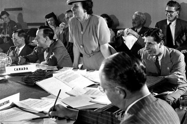 Escolas abordarão contribuição feminina na história, ciência, artes e cultura; na foto, Bertha Lutz em reunião na ONU.(Imagem:Arquivo/ONU)