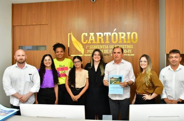 Prefeitura de Floriano recebe documentação de regularização fundiária para moradores do bairro Cajueiro II.(Imagem:Reprodução/Instagram)