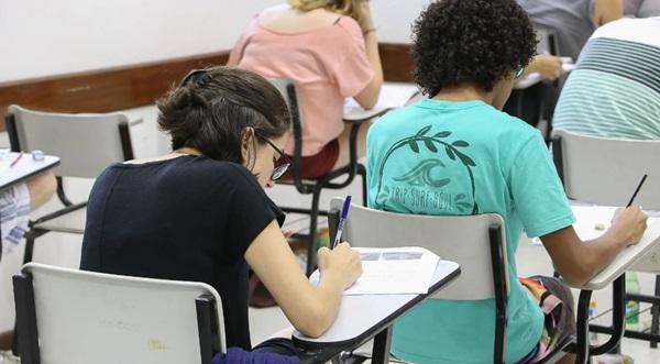 Enem divide avaliação da redação em cinco competências.(Imagem:Marcos Santos/USP Imagens)