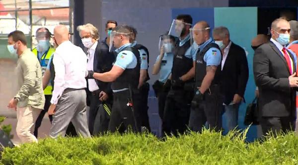 Jorge Jesus na chegada a Portugal: Mister foi direto para casa.(Imagem:Leonardo Monteiro)