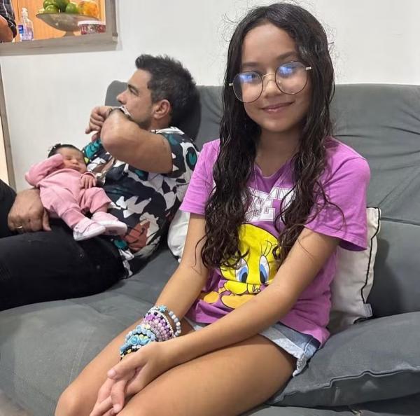 Zezé Di Camargo com Maitê no colo e Maria Luiza.(Imagem:Reprodução/Instagram)