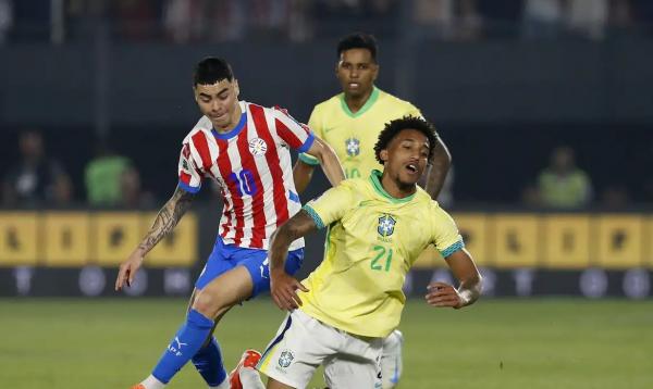 Seleção brasileira fica na 5ª posição após revés fora de casa.(Imagem:REUTERS/Cesar Olmedo/Proibida reprodução)