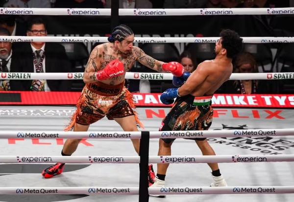 Whindersson Nunes joga golpe contra Neeraj Goyat.(Imagem:Stephen McCarthy/Sportsfile via Getty Images)