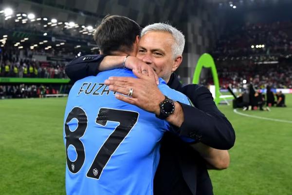 Daniel Fuzaro abraça José Mourinho, técnico da Roma.(Imagem:Valerio Pennicino - UEFA/UEFA via Getty Images)