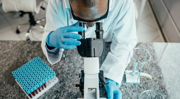 Pesquisador trabalha em laboratório(Imagem:Drs Producoes/Getty Images)