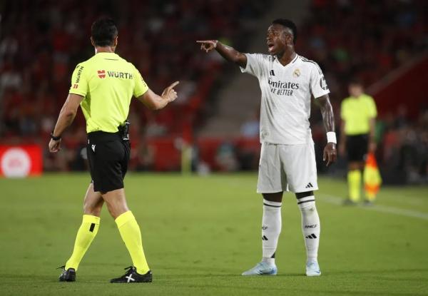 Vinícius Júnior conversa com o árbitro Cesar Soto Grado no empate do Real Madrid com o Mallorca.(Imagem:JAIME REINA / AFP)