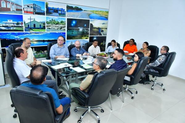 Prefeito Antônio Reis cria Comitê Gestor de Crise e discute ações de prevenção às chuvas em Floriano.(Imagem:Secom)