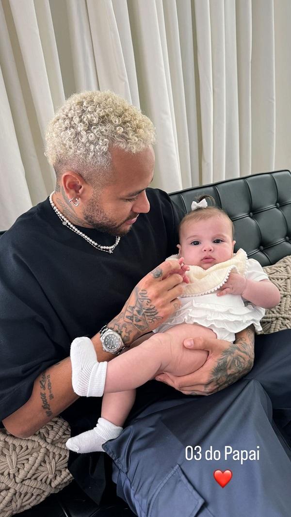 O jogador Neymar Jr. publicou uma foto segurando Helena, sua terceira filha, pela primeira vez nas redes sociais(Imagem:Instagram/Reprodução)