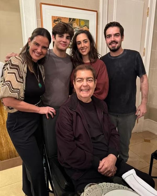 Faustão posa com a esposa, Luciana, e os filhos Rodrigo, Lara e João (Imagem:Reprodução/Instagram)