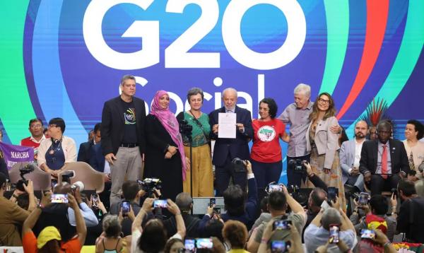 O presidente do Brasil, Luís Inácio Lula da Silva durante ato de entrega do documento final da cúpula do G20 Social, no Boulevard Olímpico na zona portuária da capital fluminense.(Imagem:Tomaz Silva/Agência Brasil)