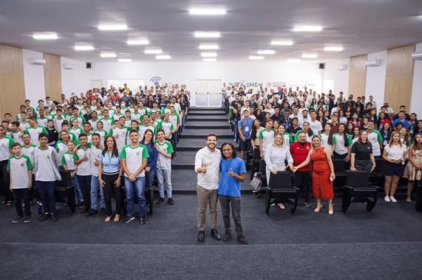 Domingos compartilhou seus experimentos científicos de forma simples com os estudantes das escolas de Tempo Integral.(Imagem:Divulgação)