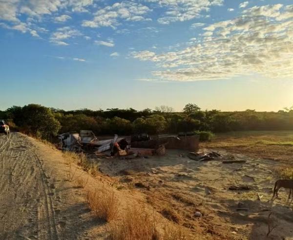 O homem morreu enquanto retirava uma carga de milho de um caminhão que tombou.(Imagem:Reprodução)