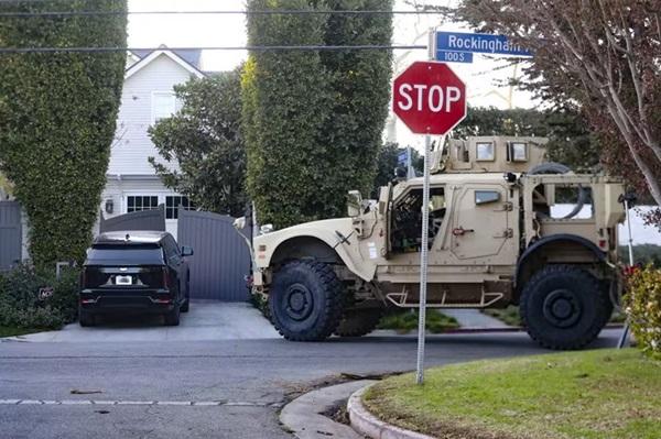 Ben Affleck é surpreendido com um veículo militar estacionado na porta de casa(Imagem: The Grosby Group)