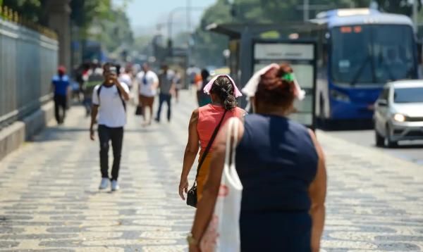 População enfrenta forte onda de calor no Rio de Janeiro.(Imagem:Tomaz Silva/Agência Brasil)