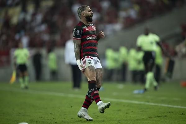 Gabigol sente e deixa o campo na partida entre Flamengo e Bolívar.(Imagem:Jorge Rodrigues/AGIF)