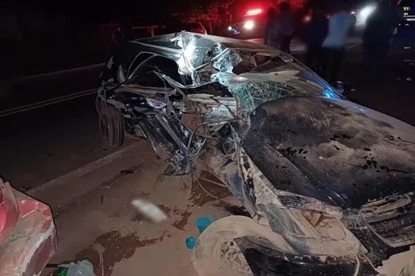 Carro em que a família viajava ficou completamente destruído(Imagem:Divulgação/PRF)