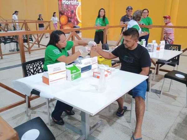 Ação de combate à Sífilis leva testagem e orientações ao Mercado Público de Floriano.(Imagem:FlorianoNews)