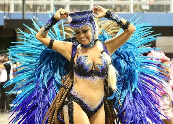 Ellen Rocche como rainha de bateria da Rosas de Ouro no Carnaval 2018.(Imagem:Manuela Scarpa/BrazilNews)