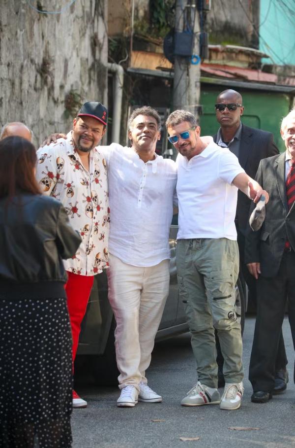 Antonio Banderas no Vidigal com Babu Santana.(Imagem:AgNews)