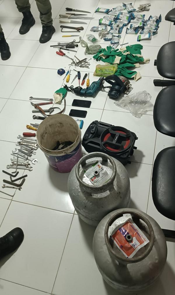  Polícia Militar recupera botijão de gás roubado e encontra diversos produtos em casa abandonada em Floriano.(Imagem:Divulgação/PM)