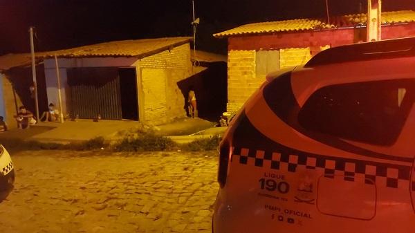 Adolescente de 17 anos é morto com tiro na cabeça em terreno baldio no bairro Tiberão.(Imagem:Divulgação/JC24Horas)