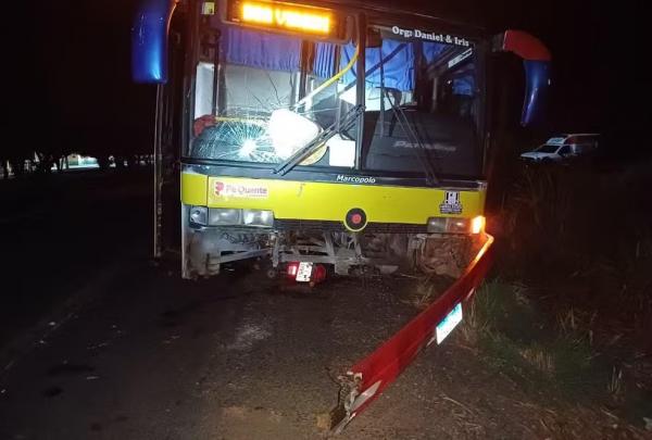 A dianteira do ônibus ficou parcialmente destruída.(Imagem:Divulgação/ PRF)