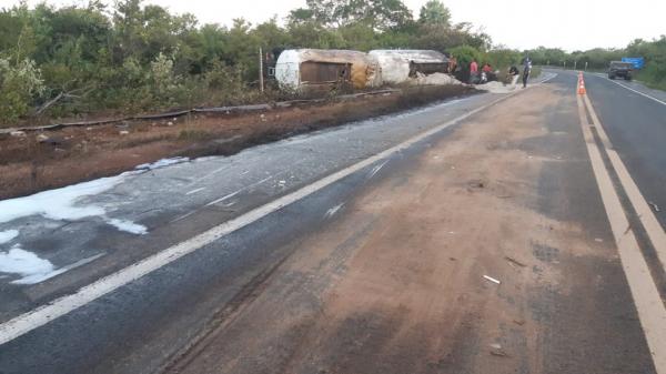 Caminhão tombou na BR 343 no Piauí.(Imagem:Divulgação/PRF-PI)