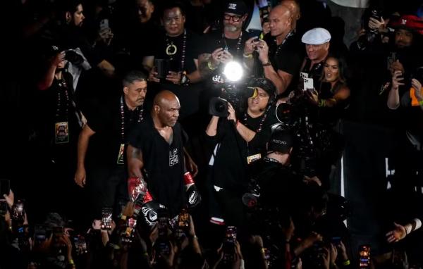 Mike Tyson entra no ringue.(Imagem: Stephen McCarthy/Sportsfile via Getty Images)