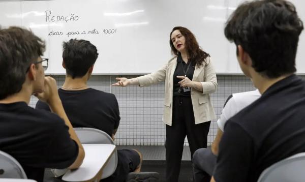 Professora do colégio Galois, Hagda Vasconcelos, fala com alunos sobre dicas de redação para o Enem 2024.(Imagem:Bruno Peres/Agência Brasil)