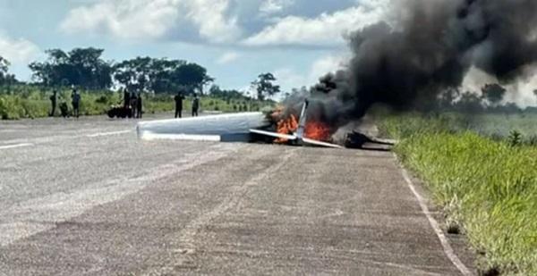 Avião de pequeno porte pega fogo após fazer pouso de emergência em MG(Imagem:Reprodução/Rede sociais)