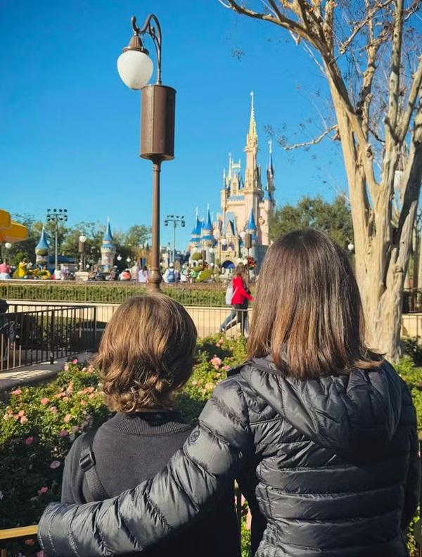 Theo e Sandy admiram o castelo da Disney(Imagem:Reprodução/Instagram)