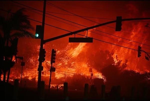 Incêndios de grandes proporções em Pacific Palisades, em Los Angeles, na Califórnia (Imagem: Reprodução/X)