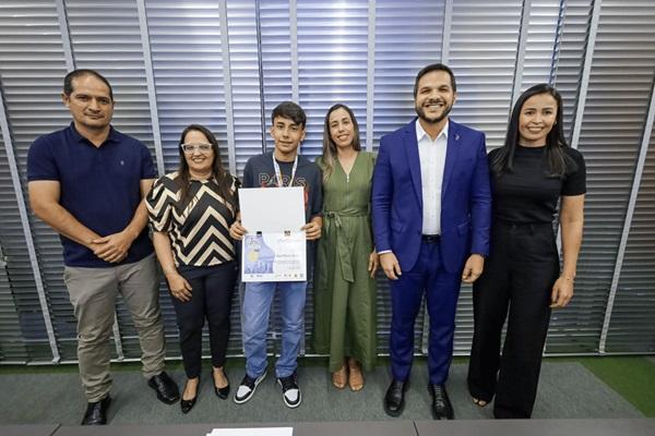 Os cinco estudantes finalistas participaram de encontro com o secretário Washington Bandeira e a artista plástica Luciana Severo.(Imagem:Reprodução)