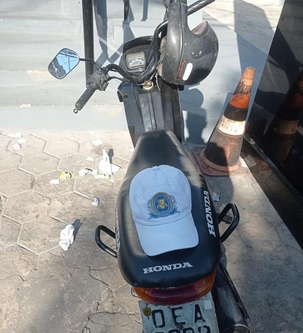 Polícia Militar de Floriano recupera motocicleta roubada em operação no bairro Tiberão.(Imagem:Divulgação/PM)