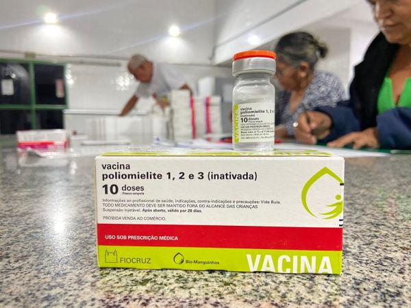 As duas doses de reforço com a vacina oral, conhecida como gotinha, foram substituídas por uma única dose de vacina inativada poliomielite, que é injetável.(Imagem:Divulgação)