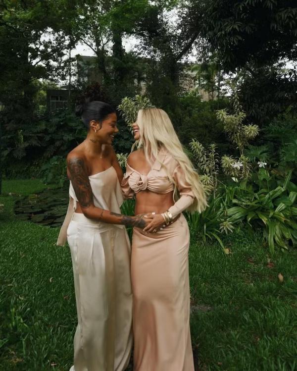 Ludmilla e Brunna Gonçalves no chá revelação de primeiro filho.(Imagem:Reprodução/Instagram)