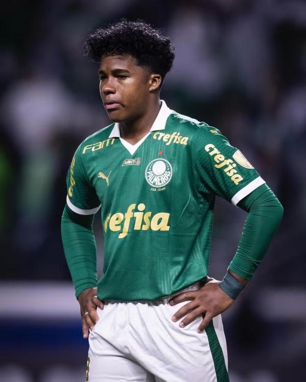 Endrick não segura as lágrimas em sua despedida pelo Palmeiras.(Imagem:Reprodução/Instagram)