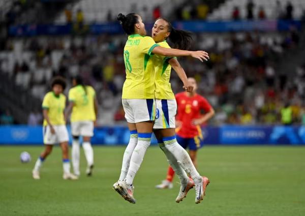 Gabi Portilho e Adriana comemoram na goleada do Brasil contra a Espanha.(Imagem:Sylvain Thomas/AFP)