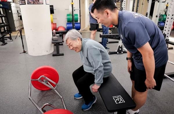 Cheng Chen Chin-Mei participou de uma competição de levantamento de peso em Taipé, em Taiwan (Imagem:Ann Wang/Reuters)