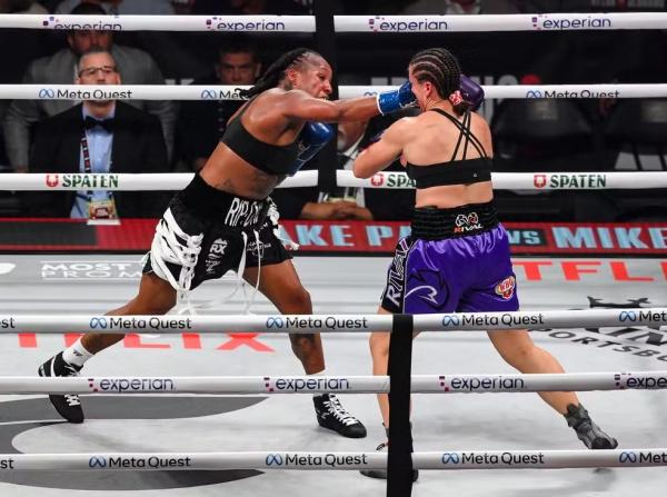 Shadasia Green acerta golpe em Melinda Watpool em luta no evento Mike Tyson x Jake Paul.(Imagem:Stephen McCarthy/Sportsfile via Getty Image)