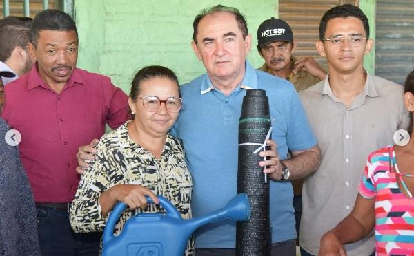 Prefeitura entrega fomento aos horticultores das zonas urbana e rural de Floriano.(Imagem:Reprodução/Instagram)